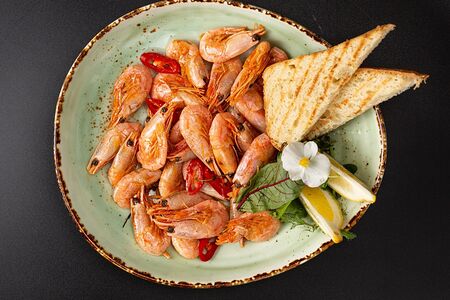 Жареные креветки в остром соусе