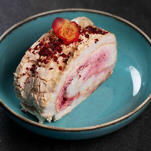 Меренговый рулет с малиной