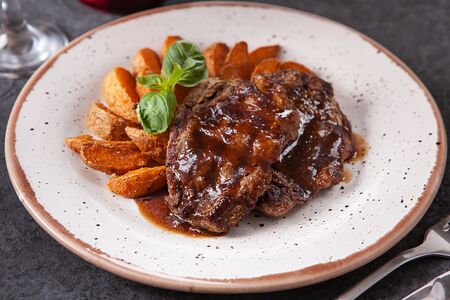 Медальоны из говядины