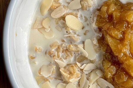 Овсяная каша с карамелизованной грушей и лепестками миндаля