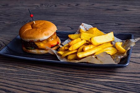 Сочный бургер с котлетой из цыпленка и сыром чеддер