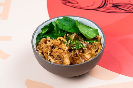 Удон с курицей, овощами и имбирным соусом
