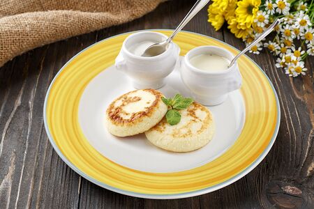 Сырники со сметаной