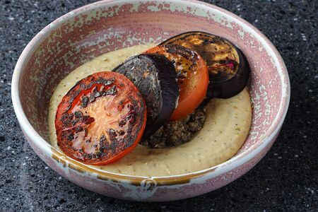 Хумус с печеным баклажаном и томатом