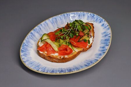 Норвежский тост с форелью и лаймовым творогом