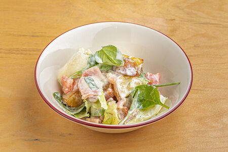 Салат с лососем, картофелем и копченой сметаной