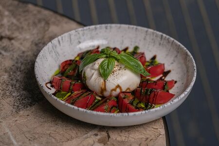 Буррата на сочных томатах