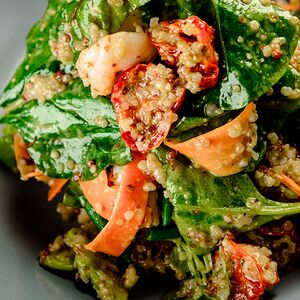 Салат с киноа и креветками