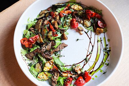 Теплый салат с ростбифом и овощами