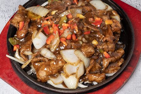 Говядина, жареная на раскаленном блюде с черным перцем