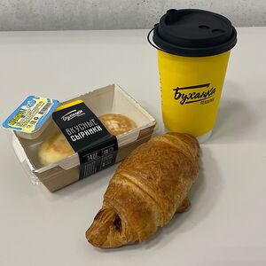 Капучино, сырники и круассан малиновый