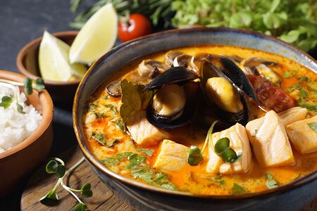 Суп Том ям по-тайски с лососем