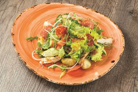 Салат с куриным бедром и молодым картофелем