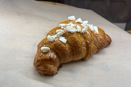 Круассан с абрикосом