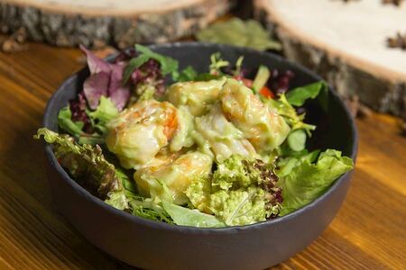 Салат с креветками васаби