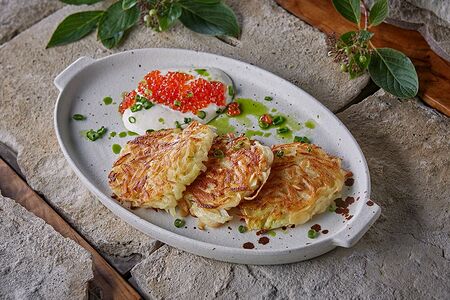 Картофельный драник с икрой кижуча