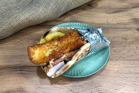 Гирос закрытый с сыром халуми