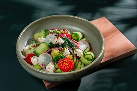 Зелёный салат с сыром из миндаля