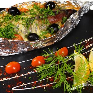 Запеченная форель в фольге с овощами