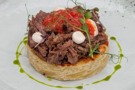 Бычьи хвосты с салатом из томатов и чеснока