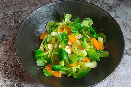 Салат с кальмаром, авокадо и соком мандарина