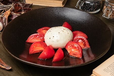 Салат Буррата со сладкими томатами и душистым маслом