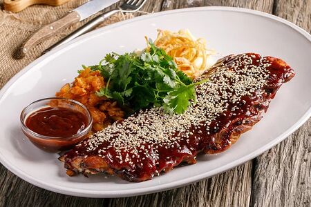 Свиные ребра с капустой и пюре