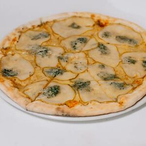 Пицца с грушей и горгонзолой