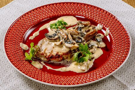 Свиная корейка в сливочно-грибном соусе