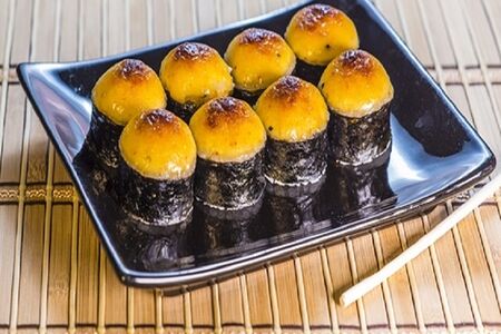 Ролл запеченный с лососем и сливочным сыром