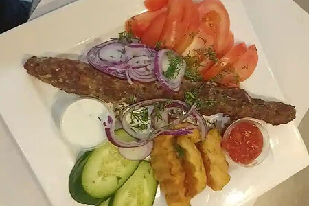 Люля-кебаб говяжий на углях с гарниром и салатом