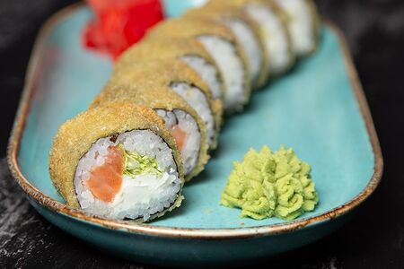 Тёплый ролл с лососем