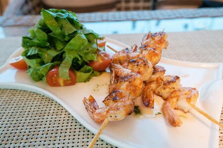 Тигровые креветки на шпажках
