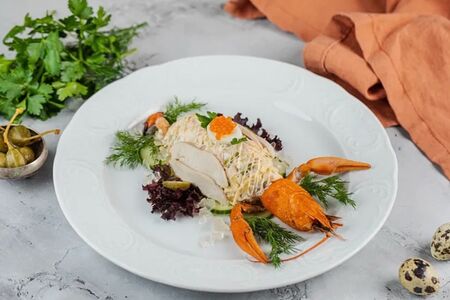 Салатъ Оливье на прованскiй манеръ съ раками и копченой дичиною