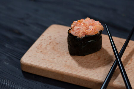 Гункан с лососем спайси