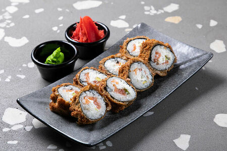 Теплый ролл с лососем