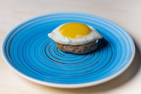 Бифштекс с яйцом