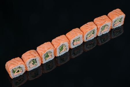 Ролл с лососем и соусом вафу