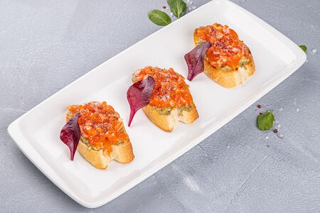 Брускетта с лососем и авокадо