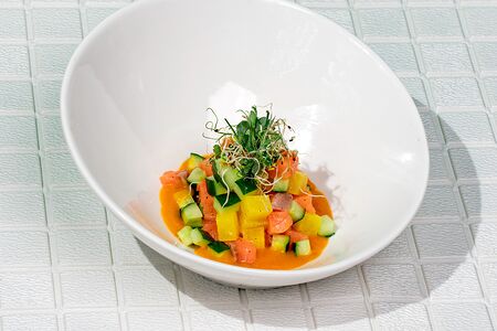 Тартар из лосося с такуаном и манговой заправкой