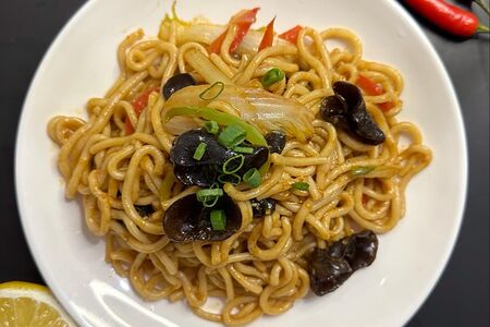 Жареная лапша с овощами