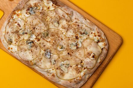 Римская пицца с грушей и горгонзолой средняя