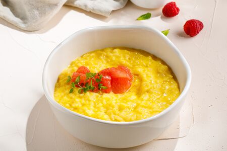 Рисовая каша с манговым соусом и грейпфрутом