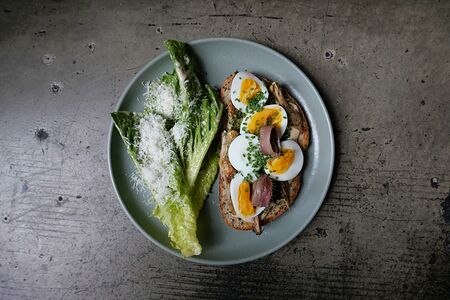 Брускетта с артишоками, анчоусами и яйцом