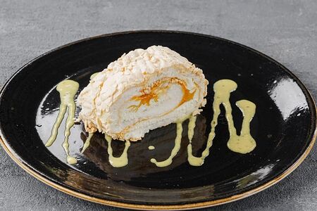 Меренговый рулет с манго