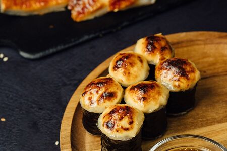 Запечённый маки-ролл с угрём