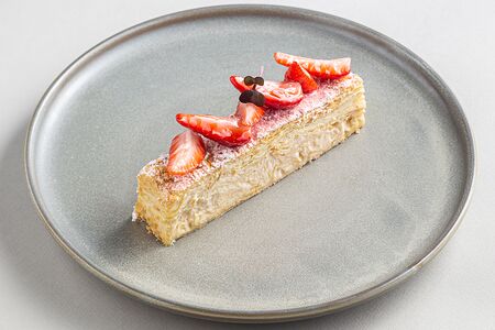 Наполеон со свежими ягодами