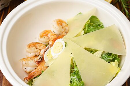 Салат Цезарь с креветками