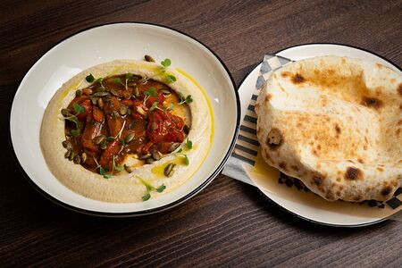 Хумус с салатом из запеченных перцев