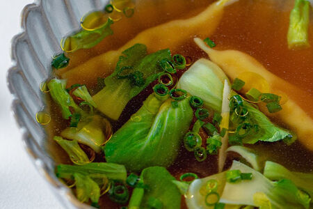 Куриный бульон с вонтонами